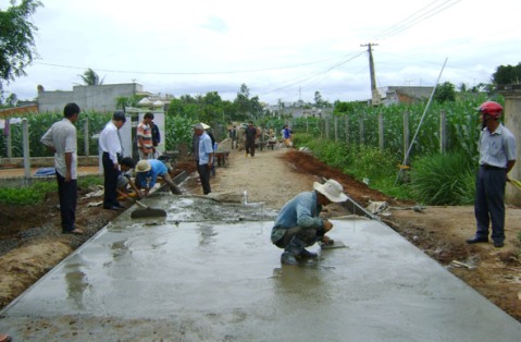 Làm đường nông thôn mới ở xã Ea Phê (huyện Krông Pắc). 
