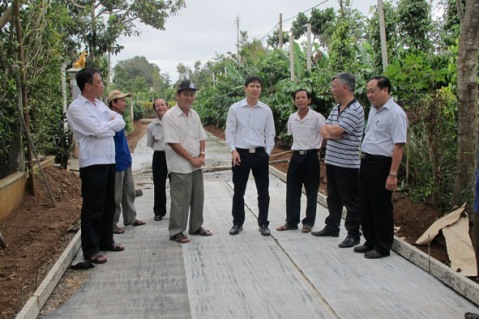 Văn phòng điều phối chương trình nông thôn mới Trung ương đi kiểm tra làm đường nông thôn mới ở xã Hòa Đông (huyện Krông Pắc).