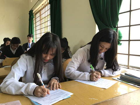 Học sinh lớp 12 Trường THPT Hai Bà Trưng (thị xã Buôn Hồ) làm hồ sơ đăng ký dự thi.