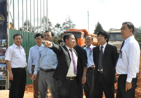 Các đồng chí lãnh đạo tỉnh tham quan thực tế một dự án đang triển khai tại Đắk Lắk