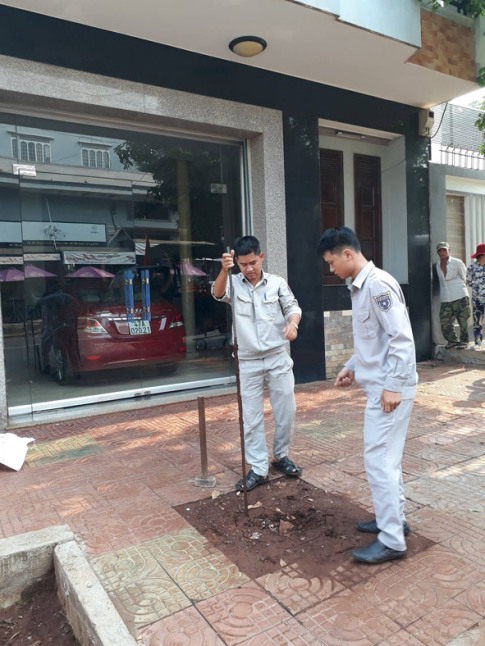 Tổ trật tự đô thị phường Thành Công đang kiểm tra việc hoàn trả mặt bằng  của chủ hộ số 166 Nguyễn Thị Minh Khai. 