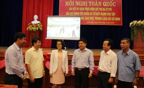 Các đại biểu tham dự tại điểm cầu Đắk Lắk thảo luận bên lề Hội nghị.