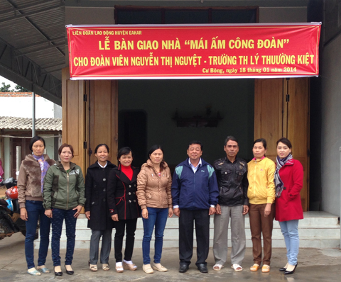 Bàn giao nhà Mái ấm công đoàn tặng gia đình chị Nguyễn Thị Nguyệt, giáo viên Trường Tiểu học Lý Thường Kiệt, xã Cư Bông  (huyện Ea Kar). 