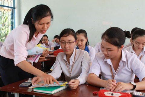 Cán bộ dân số huyện Ea Kar nói chuyện chuyên đề về chăm sóc sức khỏe sinh sản vị thành niên  với học sinh Trường THPT Ngô Gia Tự.