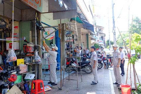 Lực lượng chức năng của phường Thống Nhất kiểm tra, xử lý công trình lấn chiếm vỉa hè đường Phan Bội Châu.   