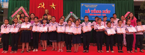 Lãnh đạo nhà trường trao tặng Giấy khen tặng học sinh đạt thành tích trong học tập.