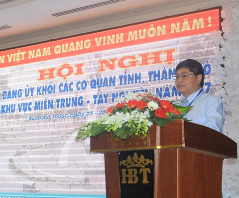 Phó Bí thư Thường trực Tỉnh ủy Đắk Lắk Phạm Minh Tấn phát biểu chào mừng hội nghị.