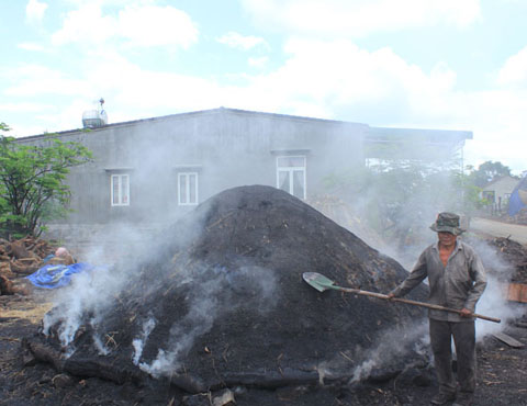 Những lò than ở thôn 6 (xã Ea Bar, huyện Buôn Đôn) bốc khói nghi ngút trong khu dân cư. 