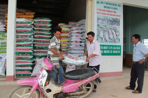 Cung ứng phân bón cho nông dân tại HTX Nông nghiệp 714 (xã Ea Pal, huyện Ea Kar).
