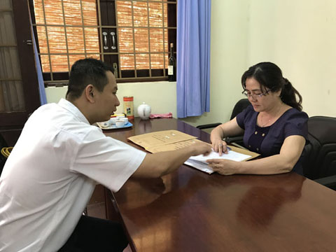 Cán bộ chính sách huyện Ea Kar làm việc với lãnh đạo Phòng Người có công  (Sở LĐ-TBXH) về giải quyết chế độ đối với người có công.
