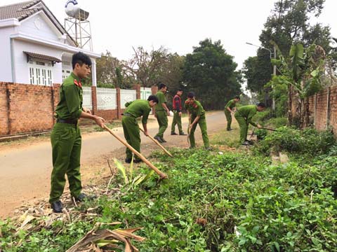 Đoàn viên thanh niên Công an tỉnh ra quân dọn vệ sinh môi trường