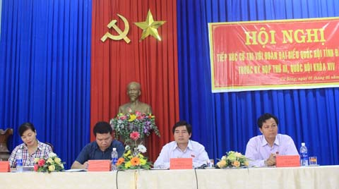 Đoàn ĐBQH tỉnh lắng nghe những kiến nghị của cử tri huyện Ea Kar.