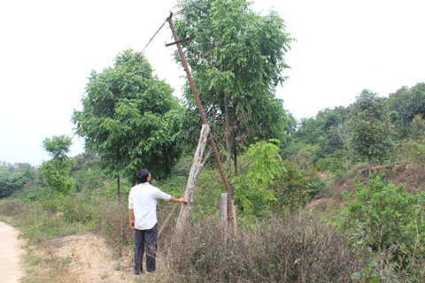 Đường dây điện do người dân thôn Buôn Tung 1 (xã Buôn Triết, huyện Lắk) tự đầu tư lâu ngày bị hư hỏng, mất an toàn.   