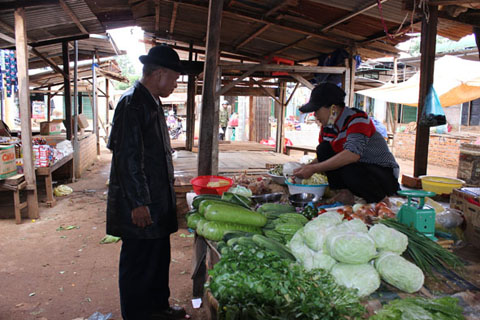 Khu bày bán thực phẩm tươi sống tại chợ Ea Tul (huyện Cư M’gar) xuống cấp, không bảo đảm các điều kiện về vệ sinh an toàn thực phẩm. 