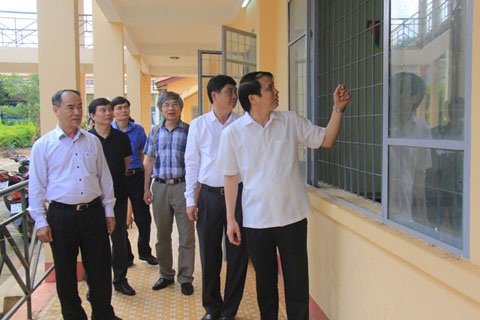 Thứ trưởng Bộ GD-ĐT Phạm Mạnh Hùng cùng các thành viên  Đoàn công tác kiểm tra cơ sở vật chất một số điểm thi của tỉnh Đắk Lắk