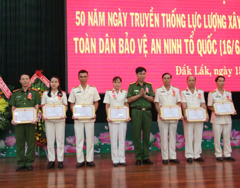 Lãnh đạo Công an tỉnh Đắk Lắk trao giấy khen cho các tập thể, cá nhân có thành tích xuất sắc.