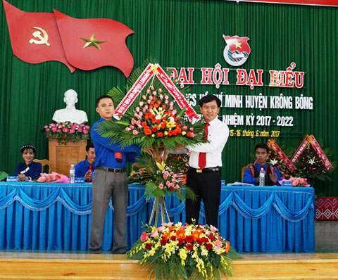 Bí thư Huyện ủy Nguyễn Minh Huấn tặng hoa chúc mừng Đại hội.