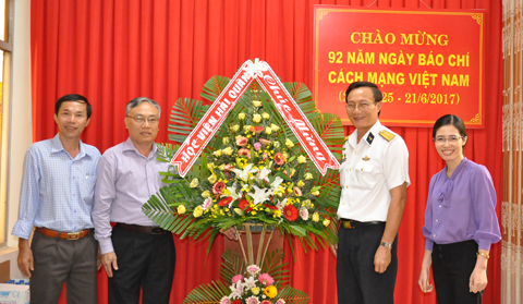 Đại tá Biện Xuân Khương tặng lẵng hoa chúc mừng Cơ quan Báo Đắk Lắk