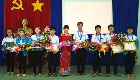 Lãnh đạo huyện Ea Kar tặng giấy khen cho các em học sinh giỏi cấp Quốc gia.