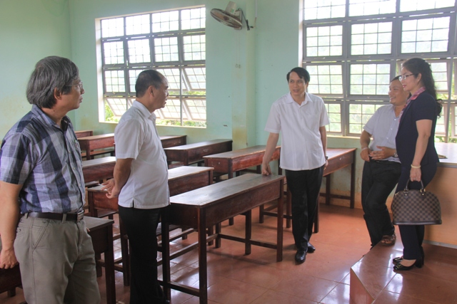 Thứ trường Bộ GD-ĐT Phạm Mạnh Hùng kiểm tra cơ sở vật chất tại một điểm thi trên địa bàn tỉnh Đắk Lắk