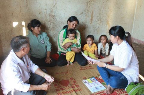 Cán bộ trạm y tế xã Đắk Phơi, huyện Lắk hướng dẫn người dân trên địa bàn cách chăm sóc trẻ nhỏ phòng chống suy dinh dưỡng 