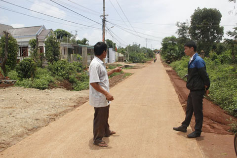 Tuyến đường liên thôn được xây dựng từ nguồn đóng góp của nhân dân xã Ea Kiết.
