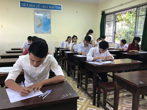 Thí sinh dự thi tại điểm thi THPT Buôn Ma Thuột (tỉnh Đắk Lắk)