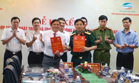 UBND tỉnh và Tập đoàn Viễn thông Quân đội ký kết thỏa thuận hợp tác.