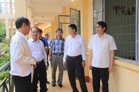 Thứ trưởng Bộ GD-ĐT Phạm Mạnh Hùng kiểm tra cơ sở vật chất tại điểm thi Trường THPT Buôn Ma Thuột