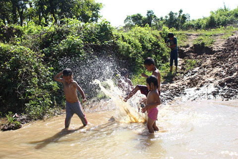 Tắm sông, suối là thú vui trong dịp hè của trẻ em ở xã Dray Sáp.  