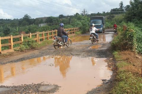  Ngày mưa, con đường liên xã  Ea Tân –  Dliê Ya  trở thành “ao nước”. 