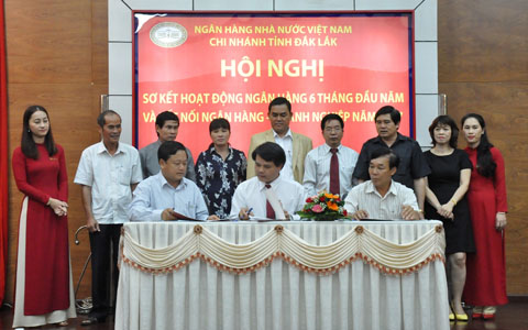 Các đại biểu chứng kiến lễ ký kết hợp đồng tín dụng giữa Ngân hàng NN-PTNT Chi nhánh Đắk Lắk với doanh nghiệp trong lĩnh vực xuất khẩu cà phê