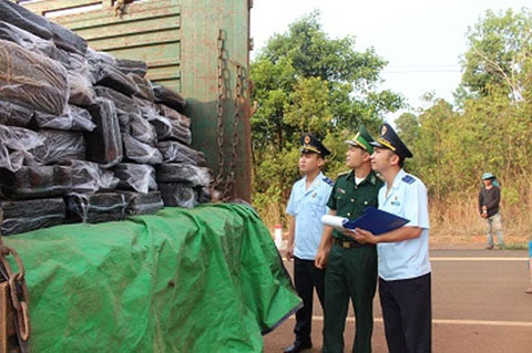 Cán bộ Cục Hải quan Đắk Lắk kiểm tra hàng hóa tại Cửa khẩu Bu Prăng (Đắk Nông).