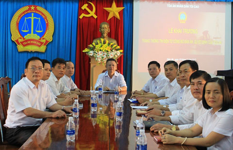 Các đại biểu tham dự lễ khai trương tại điểm cầu TAND tỉnh Đắk Lắk.