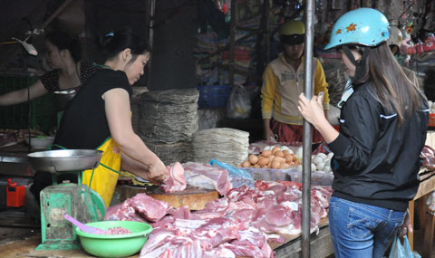 Một điểm bán thịt heo tại chợ trung tâm thị xã Buôn Hồ. Ảnh minh họa