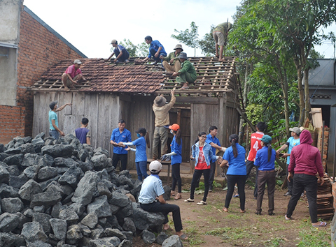 Đoàn viên thanh niên xã Ea Tiêu tham gia xây dựng nhà Nhân ái.