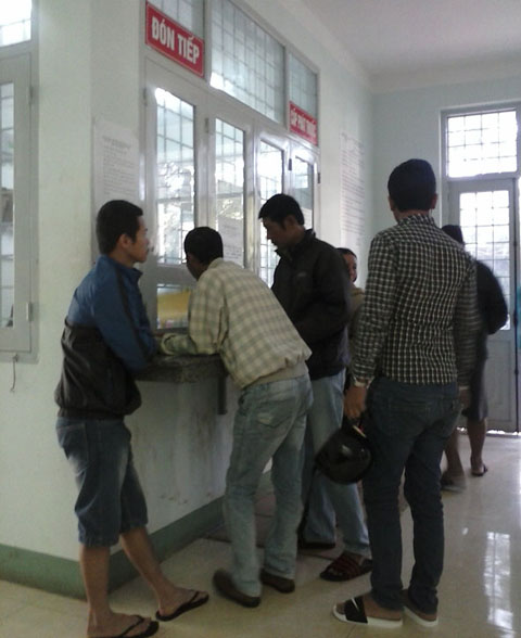 Bệnh nhân đến uống Methadone tại Trung tâm Phòng, chống HIV/AIDS Đắk Lắk.   