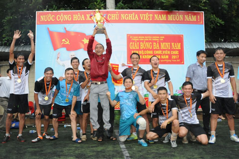 Đội bóng xã Bình Hòa nhận cúp Vô địch giải đấu