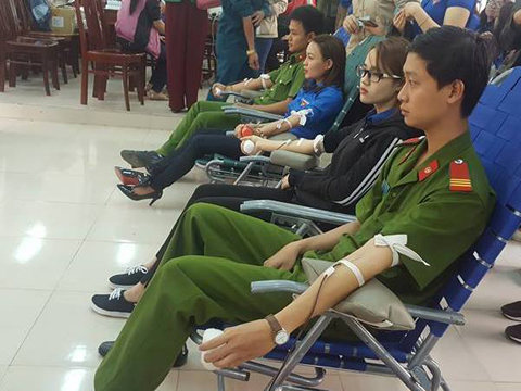Đoàn viên thanh niên khối lực lượng vũ trang tỉnh hiến máu tình nguyện