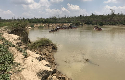 Một đoạn sông tại huyện Lắk bị sạt lở  do khai thác cát.