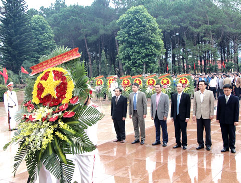 Đoàn đại biểu UBND tỉnh dâng hoa