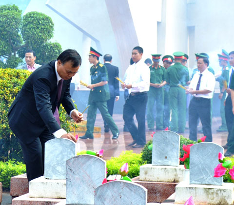 Bí thư Tỉnh ủy Êban Y Phu thắp hương cho các mộ phần liệt sĩ để ghi nhớ công lao của những chiến sĩ trung kiên đã ngã xuống cho hòa bình của dân tộc