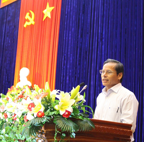 Phó Trưởng Ban Tuyên giáo Tỉnh ủy Nguyễn Cảnh phổ biến các nghị quyết tại hội nghị.