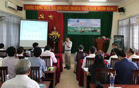 Tiến sĩ Lê Văn Thông, Phó Chủ tịch Thường trực Hiệp hội Chăn nuôi gia súc lớn Việt Nam trình bày báo cáo tham luận