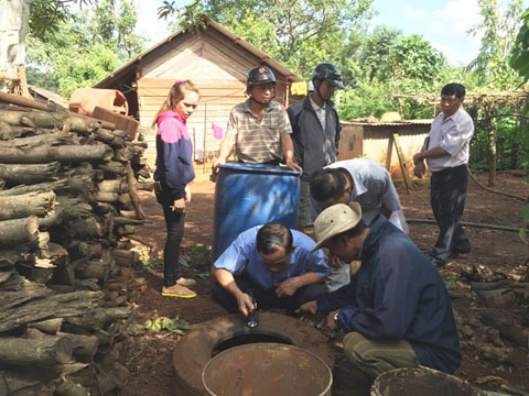 Cán bộ Trung tâm Y tế huyện Cư M’gar kiểm tra lăng quăng (bọ gậy) tại buôn Sút Mrư, xã Cư Suê (huyện Cư M’gar). 