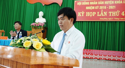 Bí thư Huyện ủy, Chủ tịch HĐND huyện Krông Bông, Nguyễn Minh Huấn phát biểu khai mạc kỳ họp. 
