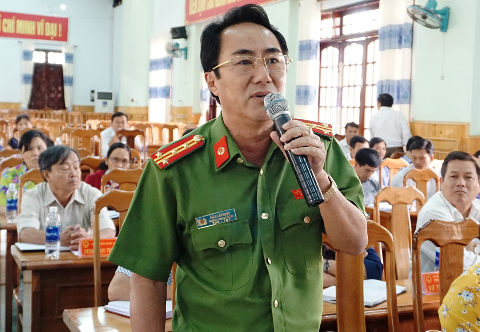 Đại tá Bùi Xuân Ngọc, Trưởng Công an huyện Krông Bông đóng góp ý kiến tại kỳ họp. 