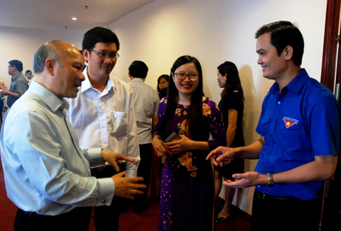 Ông Vũ Đăng Minh, Vụ trưởng Vụ Công tác Thanh niên - Bộ Nội vụ (bìa trái) trao đổi với các đôi viên Dự án 600 Phó Chủ tịch UBND xã 