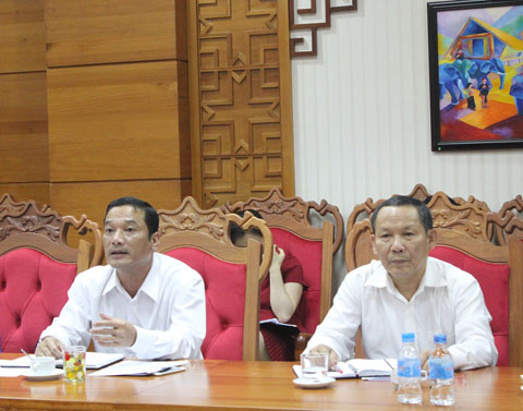 Phó Chủ tịch UBND tỉnh Y Giang Gry Niê Knơng (bên trái) phát biểu tại buổi làm việc