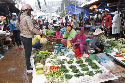Người dân xã Ea Tu bán hàng tại khu vực chợ tạm. 